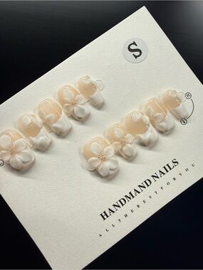 3D Flower Press-On Nails in Nude & White